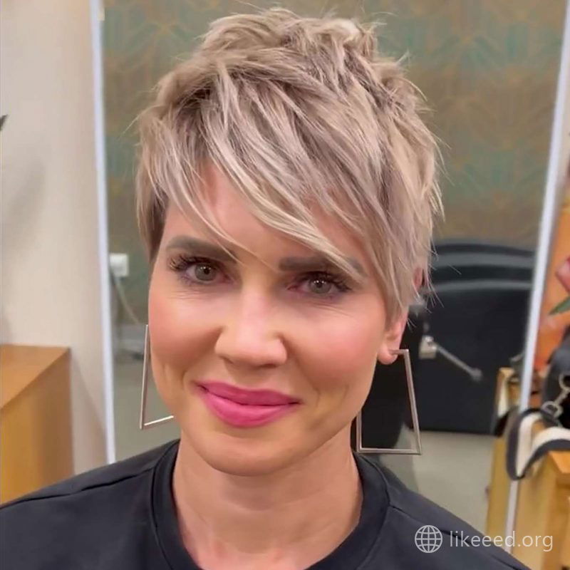 Emily Anderson Short Hairstyles - 1