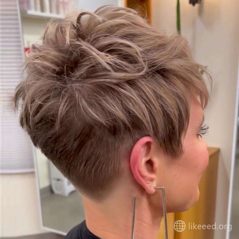 Emily Anderson Short Hairstyles - 3