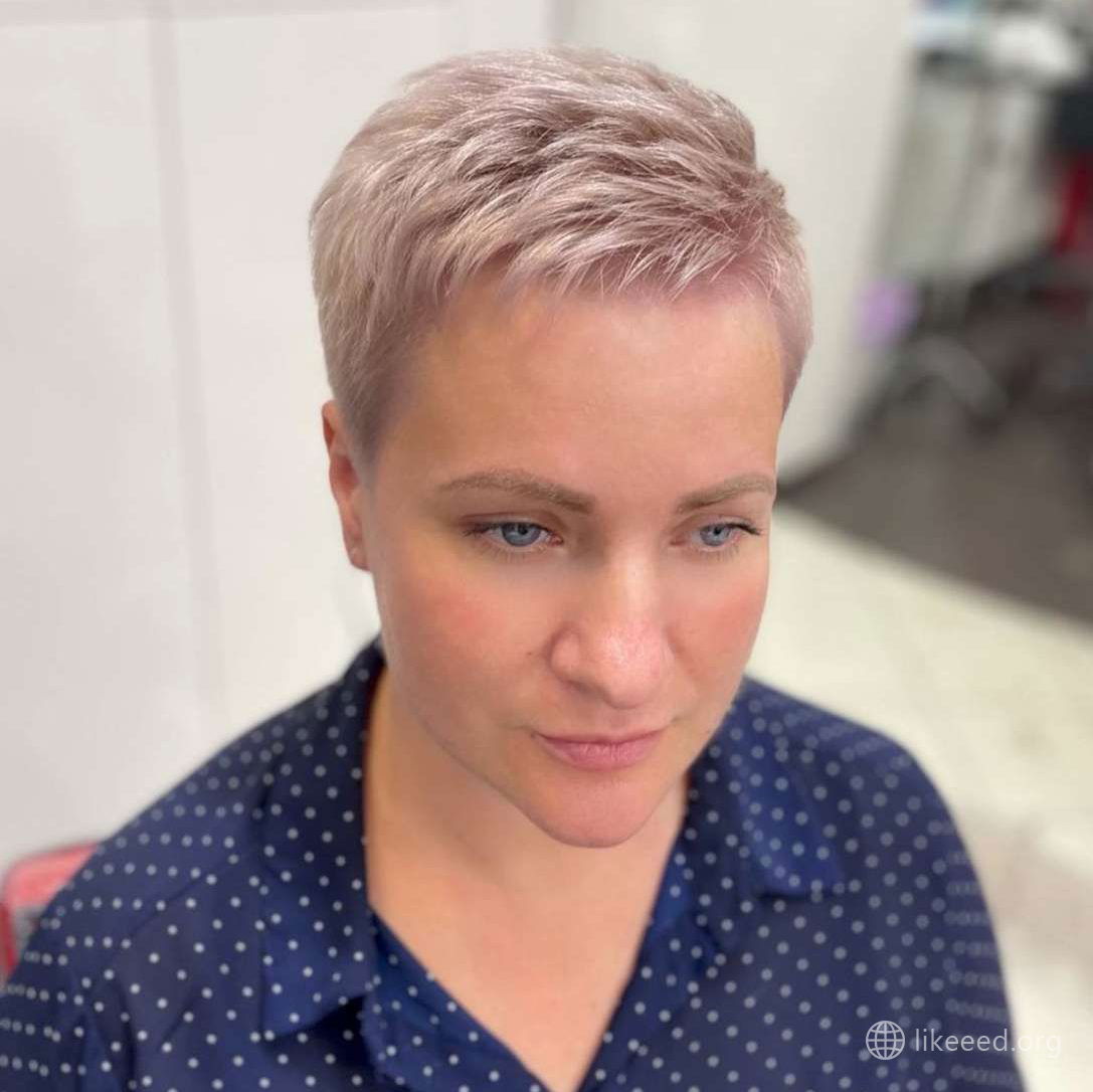 Lindsay Sanders Short Hairstyles – 1