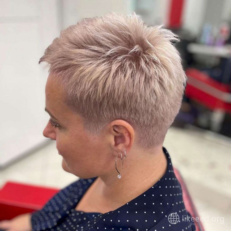 Lindsay Sanders Short Hairstyles - 3