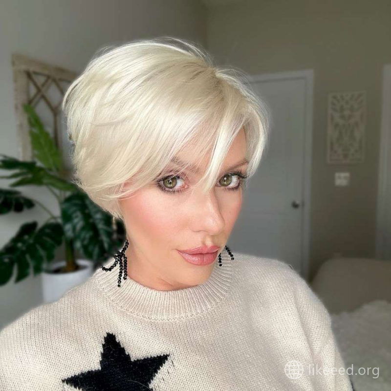 Elegant Short Blonde Haircuts for Modern Women - 1